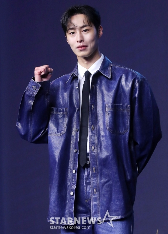 배우 이재욱이 26일 오후 서울 종로구 JW메리어트 동대문스퀘어 서울에서 진행된 디즈니+ 오리지널 시리즈 '로얄로더' 제작발표회에 참석해 포즈를 취하고 있다. '로얄로더'는 갖고 싶고, 되고 싶고, 훔치고 싶었던 대한민국 최고 재벌가 왕좌를 차지하기 위한 마이너리거들의 이야기. 오는 28일 공개. 2024.02.26 /사진=김창현