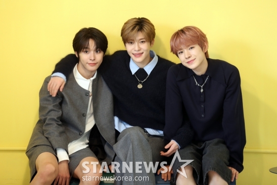 그룹 엔시티 위시(NCT WISH) 리쿠, 시온, 유우시가 3일 오전 서울 성수동 한 카페에서 한국 활동 한달을 기념해 갖은 언론 인터뷰에서 포즈를 취하고 있다. 2024.04.03 /사진=임성균