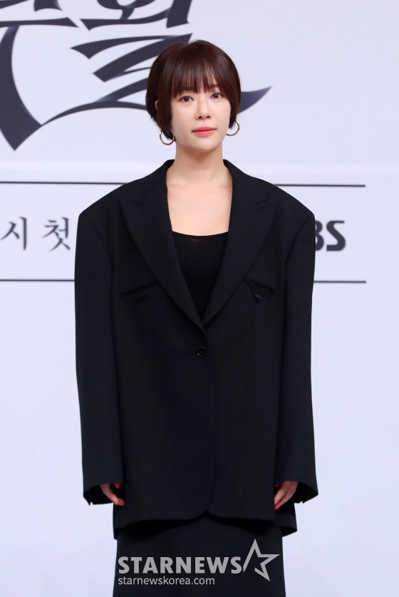 [서울=뉴시스] 김혜진 기자 = 배우 황정음이 27일 오후 서울 양천구 목동 SBS에서 열린 SBS 새 금토드라마 '7인의 부활' 제작발표회에서 포즈를 취하고 있다. 2024.03.27. jini@newsis.com /사진=김혜진