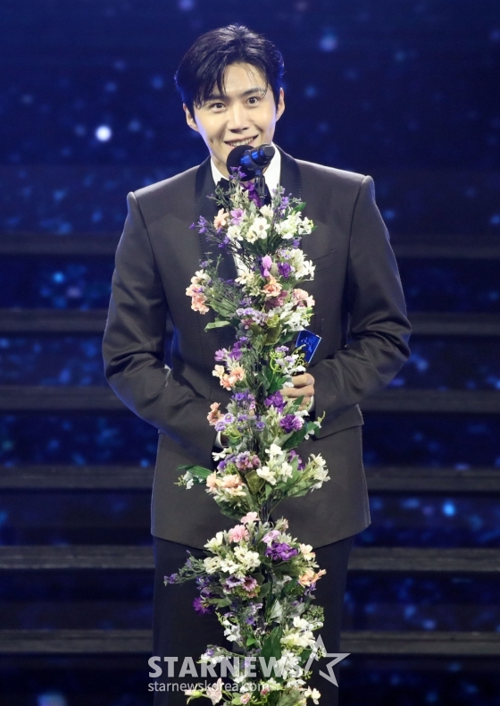 배우 김선호가 14일 필리핀 아레나에서 열린 '2023 아시아 아티스트 어워즈 인 필리핀'(2023 Asia Artist Awards IN THE PHILIPPINES, 이하 '2023 AAA')에서 'AAA 베스트 아티스트 상'을 수상하고 소감을 말하고 있다. '2023 AAA'는 스타뉴스가 주최하고 Asia Artist Awards 조직위원회, TONZ 엔터테인먼트, PULP Live World가 공동 주관한다. 그룹 아이브(IVE) 장원영, 가수 강 /사진=임성균