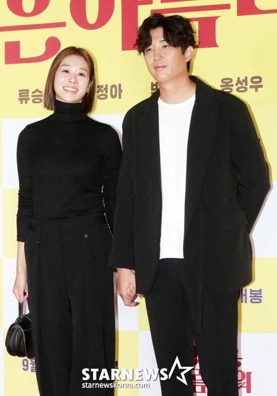 배우 장신영, 강경준 부부가 26일 오후 서울 송파구 롯데월드 타워 롯데시네마에서 열린 영화 '인생은 아름다워' VIP 시사회에 참석해 포즈를 취하고 있다. '인생은 아름다워'는 자신의 생일선물로 첫사랑을 찾아 달라는 황당한 요구를 한 아내 세연(염정아 분)과 마지못해 그녀와 함께 전국 곳곳을 누비며 과거로의 여행을 떠나게 된 남편 진봉(류승룡 분)이 흥겨운 리듬과 멜로디로 우리의 인생을 노래하는 국내 최초의 주크박스 뮤지컬 영화다. 오는 28일 개봉. 2022.09.26 /사진=김창현 기자 chmt@