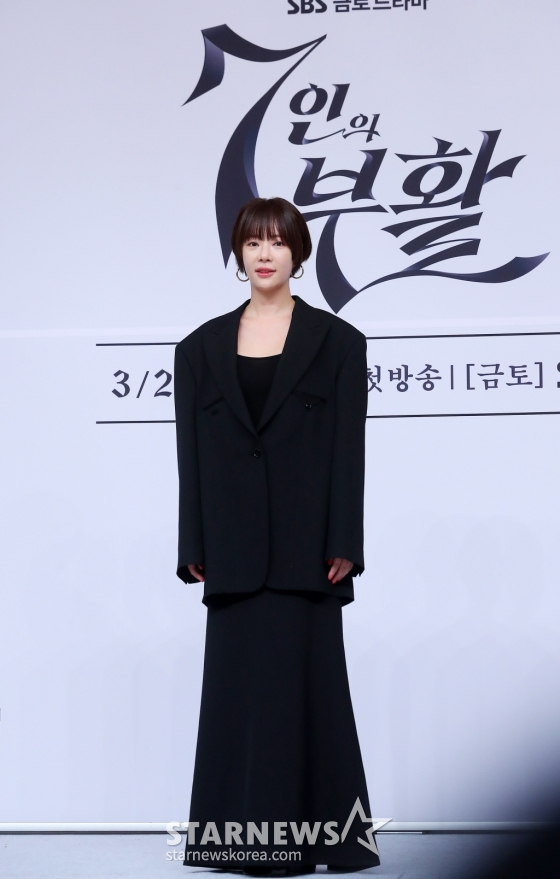 배우 황정음이 27일 오후 서울 양천구 목동 SBS 사옥에서 진행된 금토드라마 '7인의 부활' 제작발표회에 참석해 포즈를 취하고 있다. '7인의 부활'은 지난해 11월 종영한 '7인의 탈출'이 리셋된 복수의 판, 다시 태어난 7인의 처절하고도 강렬한 공조를 그린 작품이다. 오는 29일 첫 방송. 2024.03.27 /사진=김창현