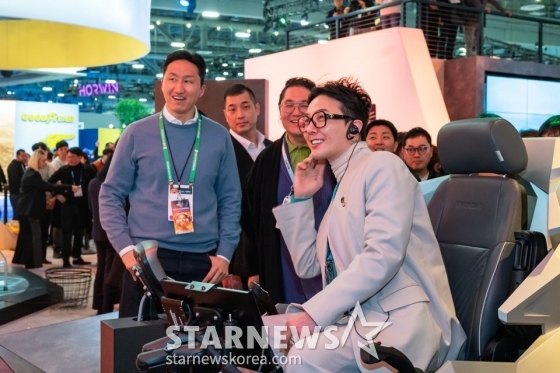 (서울=뉴스1) = 가수 지드래곤이 9일(현지시간) 미국 라스베이거스에서 열린 세계 최대 가전·IT 전시회 'CES 2024' HD현대 전시관을 살펴보고 있다. (HD현대 제공) 2024.1.10/뉴스1 Copyright (C) 뉴스1. All rights reserved. 무단 전재 및 재배포, AI학습 이용 금지. /사진=(서울=뉴스1)