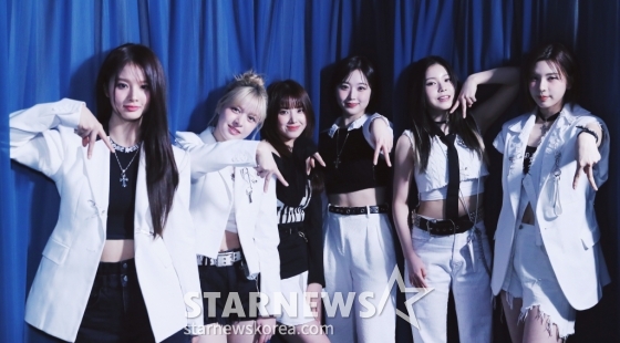 걸그룹 엔믹스(NMIXX)가 서울 종로구 스타뉴스 사옥에서 진행된 '2023 아시아 아티스트 어워즈 인 필리핀'(2023 Asia Artist Awards IN THE PHILIPPINES, 이하 2023 AAA) 수상 인터뷰에 앞서 포즈를 취하고 있다. /사진=김창현