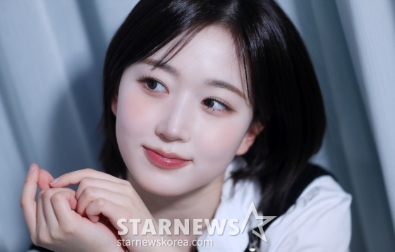 걸그룹 엔믹스(NMIXX) 해원이 서울 종로구 스타뉴스 사옥에서 진행된 '2023 아시아 아티스트 어워즈 인 필리핀'(2023 Asia Artist Awards IN THE PHILIPPINES, 이하 2023 AAA) 수상 인터뷰에 앞서 포즈를 취하고 있다. /사진=김창현