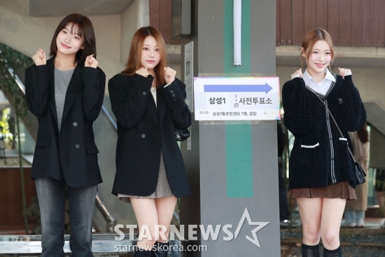 걸그룹 빌리 시윤, 션, 하람이 5일 오전 서울 강남구 삼성1동 주민센터 앞에서 제22대 국회의원선거 사전투표에 앞서 포즈를 취하고 있다. /2024.04.05 /사진=이동훈