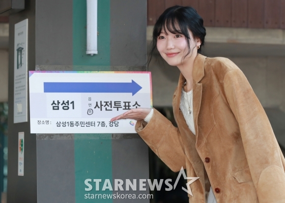 류수정이 5일 오전 서울 강남구 삼성1동 주민센터 앞에서 제22대 국회의원선거 사전투표에 앞서 포즈를 취하고 있다. /2024.04.05 /사진=이동훈