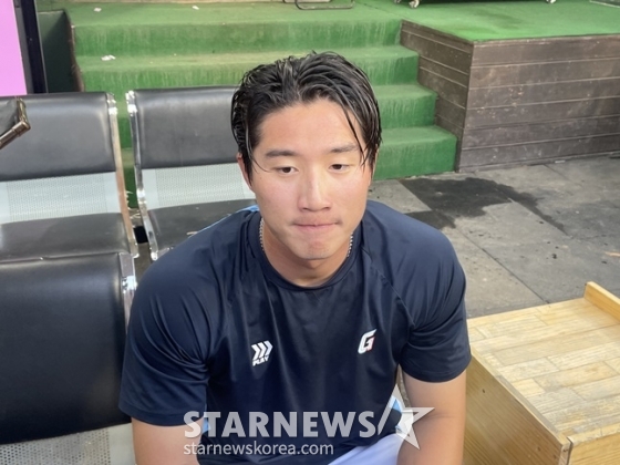 롯데 이주찬이 7일 부산 사직야구장에서 열린 두산 베어스와 홈경기에서 연장 10회 말 끝내기 안타를 친 후 인터뷰를 하고 있다. /사진=양정웅 기자