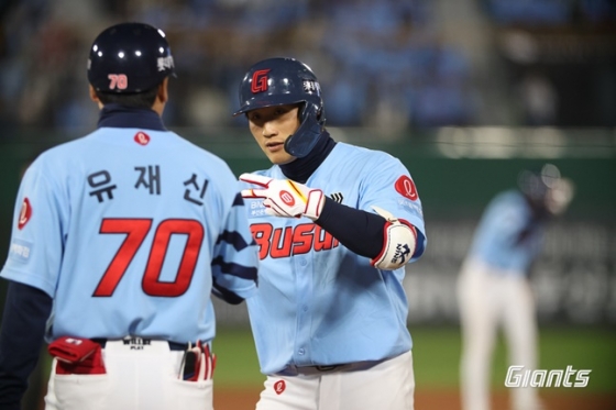 롯데 이주찬(오른쪽). /사진=롯데 자이언츠