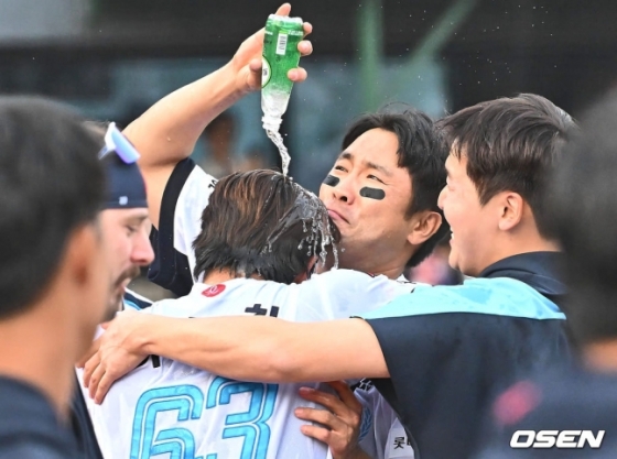 롯데 이주찬이 7일 부산 사직야구장에서 열린 두산 베어스와 홈경기에서 연장 10회 말 끝내기 안타를 친 후 동료 전준우에게 탄산수를 맞고 있다.