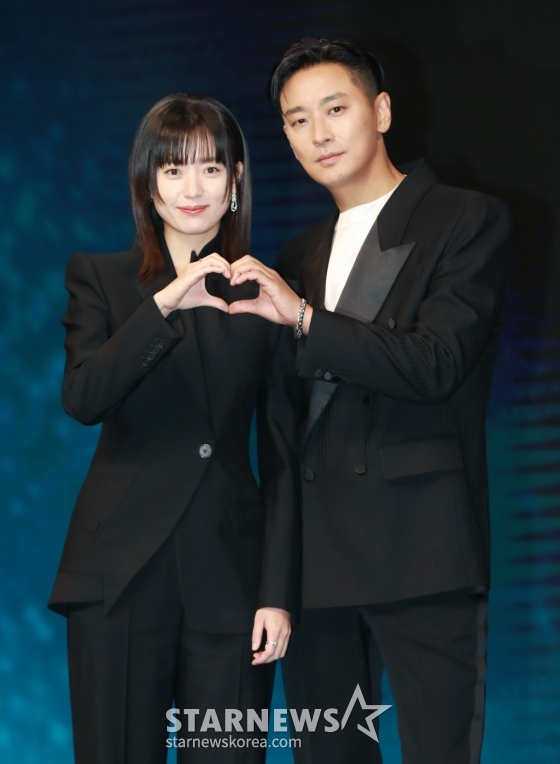 배우 한효주, 주지훈이 8일 오전 서울 여의도 콘래드호텔에서 진행된 디즈니+ '지배종' 제작발표회에 참석해 포즈를 취하고 있다. 새로운 인공 배양육의 시대를 연 생명공학기업 BF의 대표 ‘윤자유’(한효주)와 그녀에게 의도적으로 접근한 퇴역 장교 출신의 경호원 ‘우채운’(주지훈)이 의문의 죽음과 사건들에 휘말리며, 배후의 실체를 쫓는 서스펜스 스릴러 드라마 '지배종'은 오는 10일 공개된다. /2024.04.08 /사진=이동훈