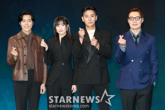 배우 이무생, 한효주, 주지훈, 이희준이 8일 오전 서울 여의도 콘래드호텔에서 진행된 디즈니+ '지배종' 제작발표회에 참석해 포즈를 취하고 있다. 새로운 인공 배양육의 시대를 연 생명공학기업 BF의 대표 ‘윤자유’(한효주)와 그녀에게 의도적으로 접근한 퇴역 장교 출신의 경호원 ‘우채운’(주지훈)이 의문의 죽음과 사건들에 휘말리며, 배후의 실체를 쫓는 서스펜스 스릴러 드라마 '지배종'은 오는 10일 공개된다. /2024.04.08 /사진=이동훈