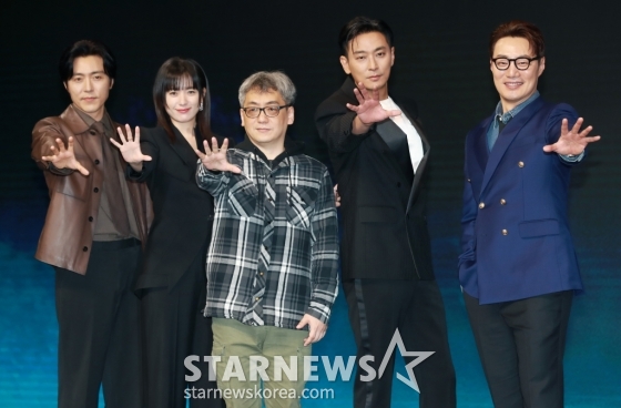 배우 이무생, 한효주, 박철환 감독, 배우 주지훈, 이희준이 8일 오전 서울 여의도 콘래드호텔에서 진행된 디즈니+ '지배종' 제작발표회에 참석해 포즈를 취하고 있다. 새로운 인공 배양육의 시대를 연 생명공학기업 BF의 대표 ‘윤자유’(한효주)와 그녀에게 의도적으로 접근한 퇴역 장교 출신의 경호원 ‘우채운’(주지훈)이 의문의 죽음과 사건들에 휘말리며, 배후의 실체를 쫓는 서스펜스 스릴러 드라마 '지배종'은 오는 10일 공개된다. /2024.04.08 /사진=이동훈