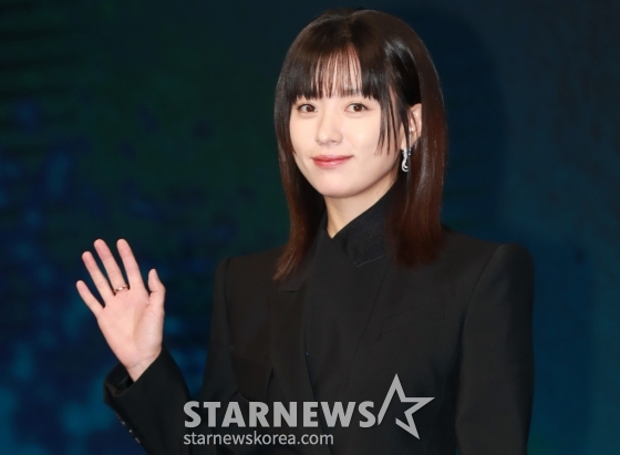 배우 한효주가 8일 오전 서울 여의도 콘래드호텔에서 진행된 디즈니+ '지배종' 제작발표회에 참석해 포즈를 취하고 있다. 새로운 인공 배양육의 시대를 연 생명공학기업 BF의 대표 ‘윤자유’(한효주)와 그녀에게 의도적으로 접근한 퇴역 장교 출신의 경호원 ‘우채운’(주지훈)이 의문의 죽음과 사건들에 휘말리며, 배후의 실체를 쫓는 서스펜스 스릴러 드라마 '지배종'은 오는 10일 공개된다. /2024.04.08 /사진=이동훈