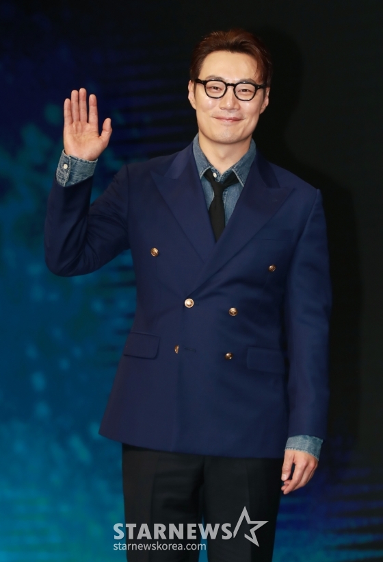배우 이희준이 8일 오전 서울 여의도 콘래드호텔에서 진행된 디즈니+ '지배종' 제작발표회에 참석해 포즈를 취하고 있다. 새로운 인공 배양육의 시대를 연 생명공학기업 BF의 대표 ‘윤자유’(한효주)와 그녀에게 의도적으로 접근한 퇴역 장교 출신의 경호원 ‘우채운’(주지훈)이 의문의 죽음과 사건들에 휘말리며, 배후의 실체를 쫓는 서스펜스 스릴러 드라마 '지배종'은 오는 10일 공개된다. /2024.04.08 /사진=이동훈