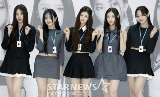 [인천공항=뉴시스] 최동준 기자 = 인천공항세관 홍보대사에 위촉된 그룹 뉴진스가 22일 인천국제공항 제1여객터미널 밀레니엄홀에서 열린 홍보대사 위촉식 행사장에서 포즈를 취하고 있다. 2024.03.22. photocdj@newsis.com /사진=최동준