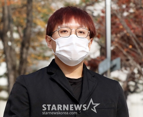 대마 흡입 혐의로 1심에서 집행유예를 선고받은 래퍼 나플라가 10일 오전 서울 서초구 중앙지방법원에서 열린 항소심 선고 공판을 마친 뒤 법정을 나서고 있다. 이날 나플라는 항소심에서 1심과 같은 징역 10개월에 집행유예 2년을 선고 받았다. 2022.11.10