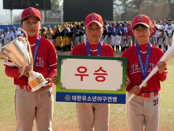 우승을 차지한 세종시유소년야구단 선수들. /사진=대한유소년야구연맹