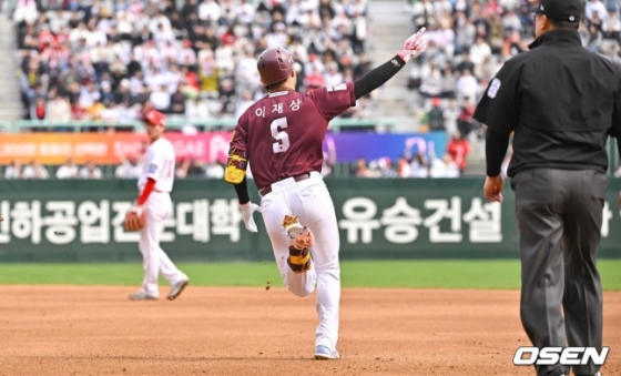 키움 이재상이 10일 인천SSG랜더스필드에서 열린 SSG와 2024 KBO리그 정규시즌 방문경기 5회초 2사 1루에서 투런포를 터트리고 그라운드를 돌고 있다.