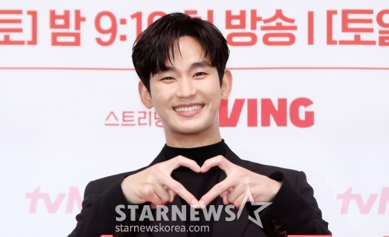 [서울=뉴시스] 김혜진 기자 = 배우 김수현이 7일 오전 서울 구로구 라마다호텔신도림에서 열린 tvN 새 토일드라마 '눈물의 여왕'(극본 박지은, 연출 장영우 김희원) 제작발표회에서 포즈를 취하고 있다. 2024.03.07. jini@newsis.com /사진=김혜진