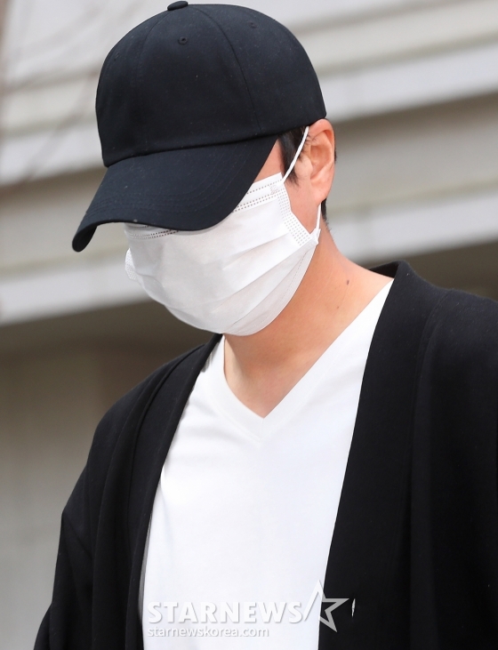 만취 상태로 다른 사람의 차량을 운전하고 경찰의 음주 측정을 거부한 그룹 신화 신혜성(본명 정필교)가 15일 오전 서울 송파구 동부지방법원에서 열린 항소심 첫 공판을 마친 뒤 차량으로 향하고 있다. 검찰에 따르면 신혜성은 지난 2022년 10월 10일 서울 강남구 논현동 한 음식점에서 술을 마신 후 이튿날 만취 상태로 송파구 탄천2교까지 13km를 운전한 혐의를 받고 있다. 탑승 직후에는 동승자가 호출한 대리기사가 운전했으나, 동승자를 목적지에 내려준 뒤에는 직접 운전하다 정차한 상태에서 잠이 든 것으로 조사됐다. 2024.0 /사진=김창현