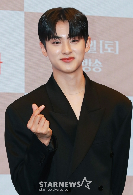 배우 김민규가 12일 오전 서울 마포구 상암동 스탠포드 호텔에서 진행된 MBN 주말극 '세자가 사라졌다' 제작발표회에 참석해 포즈를 취하고 있다.  왕세자가 세자빈이 될 여인에게 보쌈 당하면서 벌어지는 조선판 로맨스 코미디 드라마 '세자가 사라졌다'는 오는 13일 첫 방송된다. /2024.04.12 /사진=이동훈