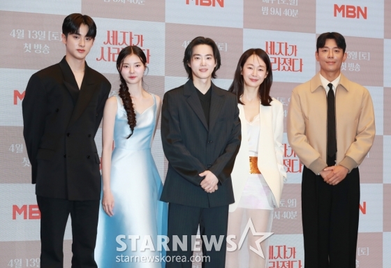 배우 김민규, 홍예지, 수호, 명세빈, 김주헌이 12일 오전 서울 마포구 상암동 스탠포드 호텔에서 진행된 MBN 주말극 '세자가 사라졌다' 제작발표회에 참석해 포즈를 취하고 있다.  왕세자가 세자빈이 될 여인에게 보쌈 당하면서 벌어지는 조선판 로맨스 코미디 드라마 '세자가 사라졌다'는 오는 13일 첫 방송된다. /2024.04.12 /사진=이동훈