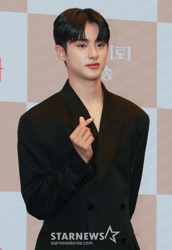 배우 김민규가 12일 오전 서울 마포구 상암동 스탠포드 호텔에서 진행된 MBN 주말극 '세자가 사라졌다' 제작발표회에 참석해 포즈를 취하고 있다.  왕세자가 세자빈이 될 여인에게 보쌈 당하면서 벌어지는 조선판 로맨스 코미디 드라마 '세자가 사라졌다'는 오는 13일 첫 방송된다. /2024.04.12 /사진=이동훈