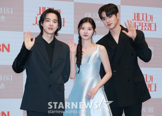 배우 수호, 홍예지, 김민규가 12일 오전 서울 마포구 상암동 스탠포드 호텔에서 진행된 MBN 주말극 '세자가 사라졌다' 제작발표회에 참석해 포즈를 취하고 있다.  왕세자가 세자빈이 될 여인에게 보쌈 당하면서 벌어지는 조선판 로맨스 코미디 드라마 '세자가 사라졌다'는 오는 13일 첫 방송된다. /2024.04.12 /사진=이동훈