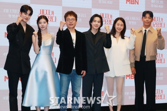 배우 김민규, 홍예지, 김진만 감독, 배우 수호, 명세빈, 김주헌이 12일 오전 서울 마포구 상암동 스탠포드 호텔에서 진행된 MBN 주말극 '세자가 사라졌다' 제작발표회에 참석해 포즈를 취하고 있다.  왕세자가 세자빈이 될 여인에게 보쌈 당하면서 벌어지는 조선판 로맨스 코미디 드라마 '세자가 사라졌다'는 오는 13일 첫 방송된다. /2024.04.12 /사진=이동훈