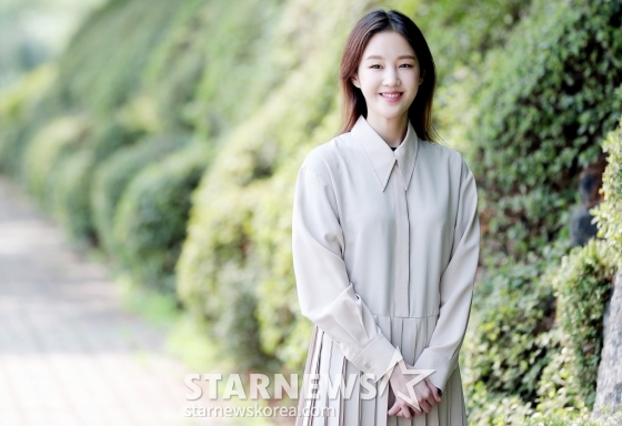 가수 박보람이 17일 경기도 고양시의 한 스튜디오에서 진행된 머니투데이-한국정보화진흥원(NIA) 주최 '2020 u클린 청소년 문화 콘서트' 녹화에 앞서 포즈를 취하고 있다.  이번 콘서트는 신종 코로나 바이러스 감염증(코로나19) 확산 국면에서 사회적 거리두기 동참 차원에서 언택트(비대면) 랜선 공연 형식으로 진행됐다.   가수 박보람, 미스터트롯 출신 트로트 가수 신인선, 류지광, 신인 걸그룹 시크릿넘버, 차세대 K밴드 원위, 세계적인 비트박서 빅맨 등이 출연한 콘서트 영상은 이달 말 머니투데이 유튜브 채널