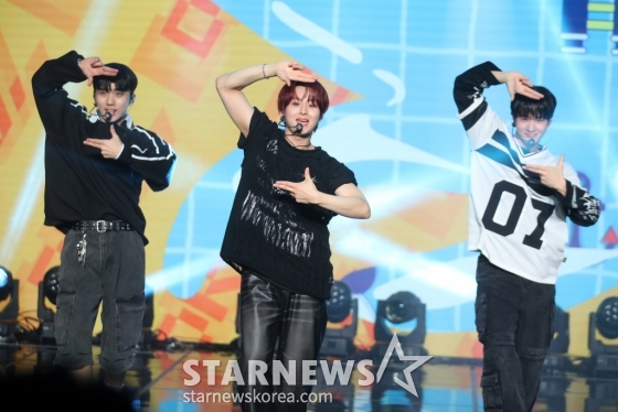 그룹 DKZ 민규, 종형, 기석이 12일 오후 서울 강남구 일지하트홀에서 미니 2집 ‘REBOOT’(리부트)를 발매 기념 쇼케이스를 열고 멋진 무대를 선보이고 있다.  DKZ는 전작 ‘CHASE EPISODE 3. BEUM’(체이스 에피소드 3. 비움) 공개 이후 약 1년 6개월 만의 컴백으로, 나만의 행복을 찾아가는 DKZ의 새로운 모험을 그린다. 2024.04.12 /사진=임성균