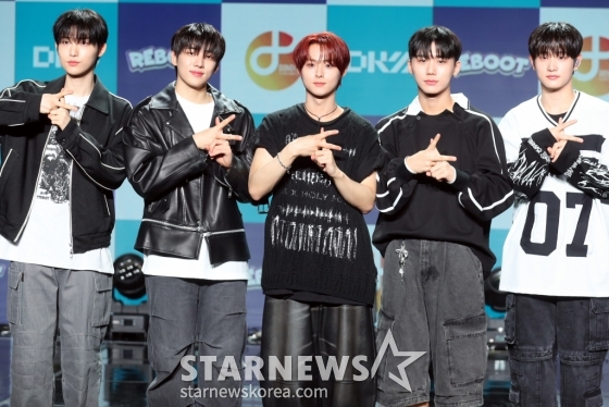 그룹 DKZ 세현, 민규, 재찬, 종형, 기석이 12일 오후 서울 강남구 일지하트홀에서 미니 2집 ‘REBOOT’(리부트)를 발매 기념 쇼케이스를 열고 포즈를 취하고 있다. DKZ는 전작 ‘CHASE EPISODE 3. BEUM’(체이스 에피소드 3. 비움) 공개 이후 약 1년 6개월 만의 컴백으로, 나만의 행복을 찾아가는 DKZ의 새로운 모험을 그린다. 2024.04.12 /사진=임성균