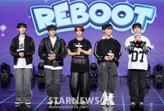 그룹 DKZ 세현, 민규, 재찬, 종형, 기석이 12일 오후 서울 강남구 일지하트홀에서 미니 2집 ‘REBOOT’(리부트)를 발매 기념 쇼케이스를 열고 포즈를 취하고 있다. DKZ는 전작 ‘CHASE EPISODE 3. BEUM’(체이스 에피소드 3. 비움) 공개 이후 약 1년 6개월 만의 컴백으로, 나만의 행복을 찾아가는 DKZ의 새로운 모험을 그린다. 2024.04.12 /사진=임성균