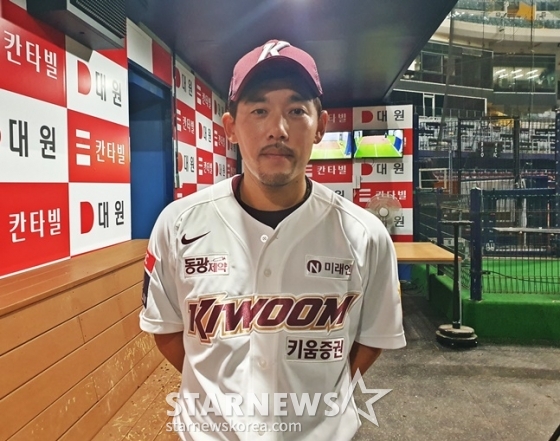 키움 이용규가 12일 고척 롯데전 종료 후 취재진과 인터뷰를 하고 있다. /사진=양정웅 기자
