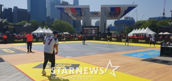 한국 베이스볼5 대표팀 선수(가운데 하얀색 유니폼)가 13일 서울특별시 송파구에 위치한 올림픽공원 평화의 광장 베이스볼5 특설경기장에서 열린 말레이시아와 '제2회 SA 베이스볼5 아시아컵' 예선에서 타격을 준비하고 있다. /사진=김동윤 기자