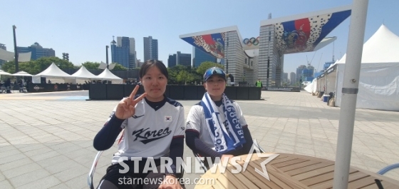한국 베이스볼5 대표팀 이지예(왼쪽)와 박주아가 13일 서울특별시 송파구에 위치한 올림픽공원 평화의 광장 베이스볼5 특설경기장에서 열린 '제2회 SA 베이스볼5 아시아컵' 예선에서 싱가포르에 승리 후 취재진과 인터뷰에 임하고 있다. /사진=김동윤 기자