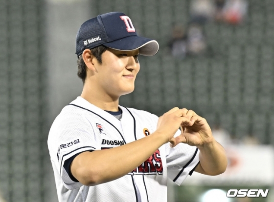 김택연이 13일 경기 후 팬들에게 손하트 인사를 하고 있다.