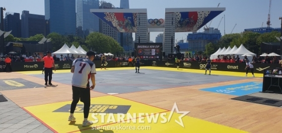 한국 베이스볼5 대표팀 선수(가운데 하얀색 유니폼)가 13일 서울특별시 송파구에 위치한 올림픽공원 평화의 광장 베이스볼5 특설경기장에서 열린 말레이시아와 '제2회 SA 베이스볼5 아시아컵' 예선에서 타격을 준비하고 있다. /사진=김동윤 기자