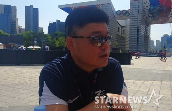 한국 베이스볼5 대표팀 차명주 감독이 13일 서울특별시 송파구에 위치한 올림픽공원 평화의 광장 베이스볼5 특설경기장에서 열린 '제2회 SA 베이스볼5 아시아컵' 예선 2경기를 마치고 취재진과 인터뷰에 임하고 있다. /사진=김동윤 기자