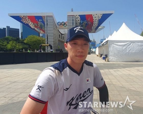 한국 베이스볼5 대표팀 주장 이한별이 13일 서울특별시 송파구에 위치한 올림픽공원 평화의 광장 베이스볼5 특설경기장에서 열린 '제2회 SA 베이스볼5 아시아컵' 예선에서 싱가포르에 승리 후 취재진과 인터뷰에 임하고 있다. /사진=김동윤 기자