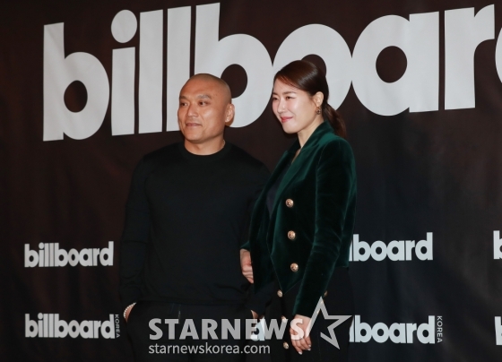 마이크 반 미국 빌보드 본사 CEO, 김유나 빌보드 코리아 대표가 15일 오후 조선 팰리스 서울 강남에서 진행된 기자회견에 앞서 포즈를 취하고 있다. 2024.04.15 /사진=이동훈