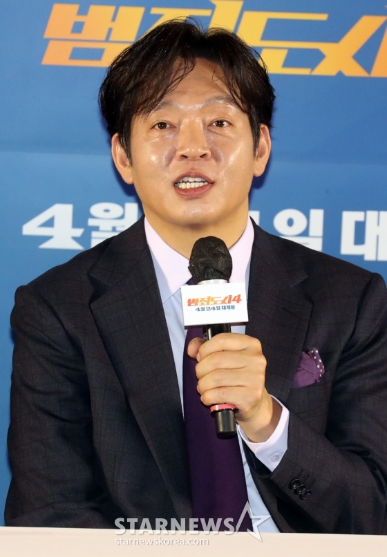 배우 박지환이 15일 오후 서울 코엑스 메가박스에서 열린 영화 '범죄도시4' 언론시사회에 참석해 취재진 질문에 답하받고 있다. 2024.04.15 /사진=임성균
