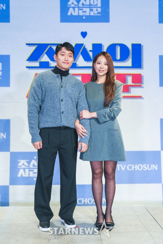 [서울=뉴시스] 김혜진 기자 = 방송인 유현철, 김슬기가 18일 온라인 생중계로 열린 TV조선 '조선의 사랑꾼 시즌2' 제작발표회에서 포즈를 취하고 있다. (사진=TV조선 제공) 2023.12.18.  photo@newsis.com *재판매 및 DB 금지 /사진=