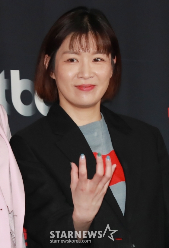 김희정 CP가 16일 오후 서울 마포구 상암동 스탠포드호텔에서 진행된 JTBC 예능 '걸스 온 파이어' 제작발표회에 참석해 포즈를 취하고 있다. 'NEW K-POP'을 제안할 여성 보컬 그룹 결성 오디션 프로그램 '걸스 온 파이어'는 오늘(16일) 첫 방송된다. /2024.04.16 /사진=이동훈