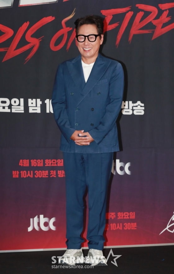 가수 윤종신이 16일 오후 서울 마포구 상암동 스탠포드호텔에서 진행된 JTBC 예능 '걸스 온 파이어' 제작발표회에 참석해 포즈를 취하고 있다. 'NEW K-POP'을 제안할 여성 보컬 그룹 결성 오디션 프로그램 '걸스 온 파이어'는 오늘(16일) 첫 방송된다. /2024.04.16 /사진=이동훈