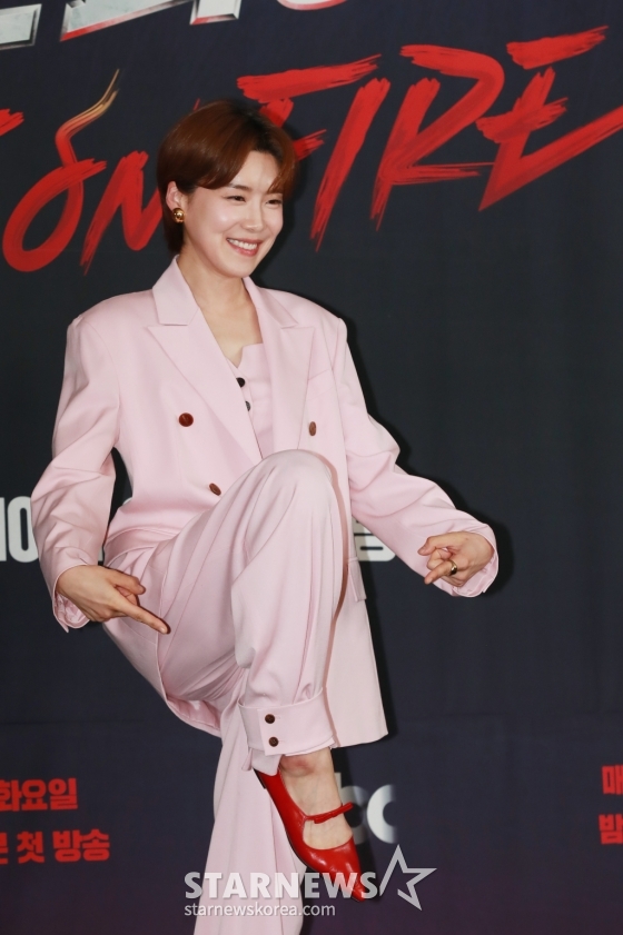 코미디언 장도연이 16일 오후 서울 마포구 상암동 스탠포드호텔에서 진행된 JTBC 예능 '걸스 온 파이어' 제작발표회에 참석해 포즈를 취하고 있다. 'NEW K-POP'을 제안할 여성 보컬 그룹 결성 오디션 프로그램 '걸스 온 파이어'는 오늘(16일) 첫 방송된다. /2024.04.16 /사진=이동훈