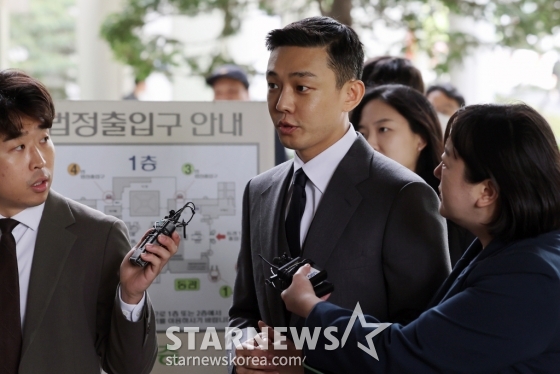 [서울=뉴시스] 조성우 기자 = 상습 마약 투약 혐의로 기소된 배우 유아인이 16일 오후 서울 서초구 서울중앙지방법원에서 열린 4차 공판에 출석하고 있다. 2024.04.16. xconfind@newsis.com /사진=조성우