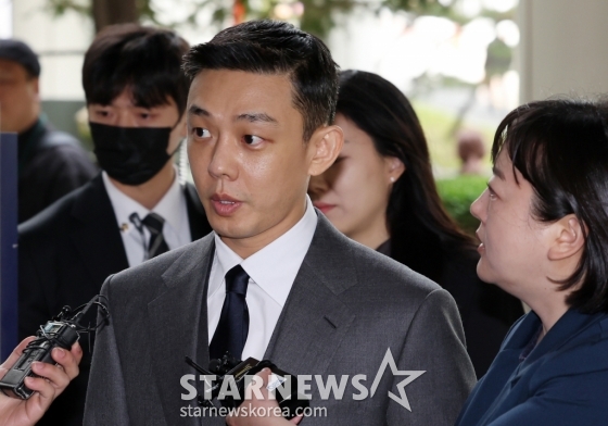 [서울=뉴시스] 조성우 기자 = 상습 마약 투약 혐의로 기소된 배우 유아인이 16일 오후 서울 서초구 서울중앙지방법원에서 열린 4차 공판에 출석하고 있다. 2024.04.16. xconfind@newsis.com /사진=조성우