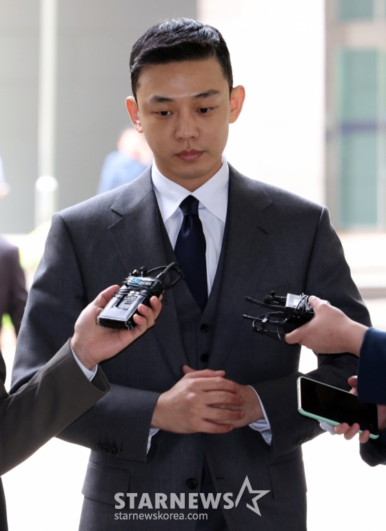 (서울=뉴스1) 김명섭 기자 = 마약 상습 투약 혐의로 불구속 기소된 배우 유아인(본명 엄홍식)이 16일 오후 서울 서초구 서울중앙지법에서 열린 4차 공판에 출석하고 있다. 2024.4.16/뉴스1 Copyright (C) 뉴스1. All rights reserved. 무단 전재 및 재배포, AI학습 이용 금지. /사진=(서울=뉴스1) 김명섭 기자